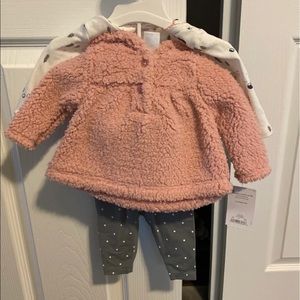 Carter’s 3 piece newborn girl outfit